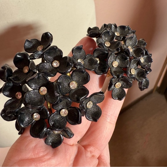 vintage 1940's retro black plastic lucite Flower cluster Oversized Earrings - Picture 4 of 14